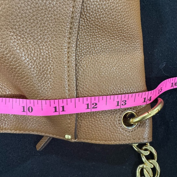 Tory Burch Tan Leather Shoulder Bag with Gold Accents - Picture 14 of 16